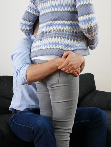 Med beröring hjälper du alltså den födande kvinnan med både avslappning och smärtlindring. Här följer några användbara massage och beröringstekniker som kommer uppskattas under förlossningsförloppet.