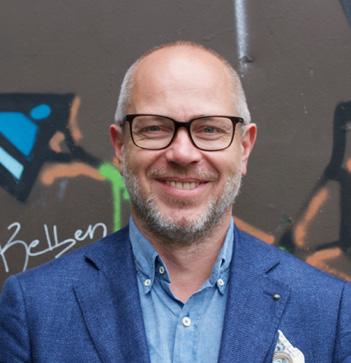 Utbildning: 2-årig gymnasieutbildning inom reklam och dekoration. Andra pågående uppdrag: Ägare och styrelsesuppleant i PonaPon AB.