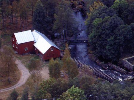 fyra bönderna i Hallstorp, när det var dags att tömma bingarna, för att tillsammans med mjölnaren dela "inkomsten". Detta betalningssätt upphörde under första världskriget.