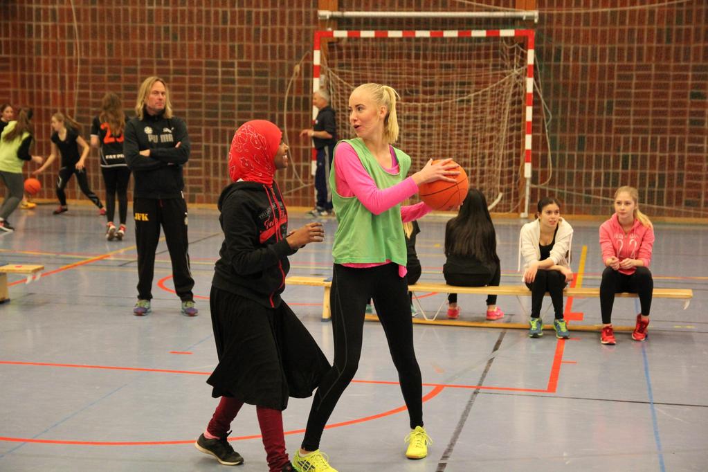 Sida 5 Basketturneringar Vecka 47 genomförs terminens andra bollspelsturnering. Denna gång är det basket och enligt följande schema. Åk 8 Flickor: Tis fm 22 nov Basketturnering i idrottshallen kl 08.