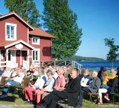 Friluftsgudstjänst och första sommardansen den 23 juni Den 23 juni var det dags för friluftsgudstjänst och den första av sommarens gammeldanser på Sundlingska gården.
