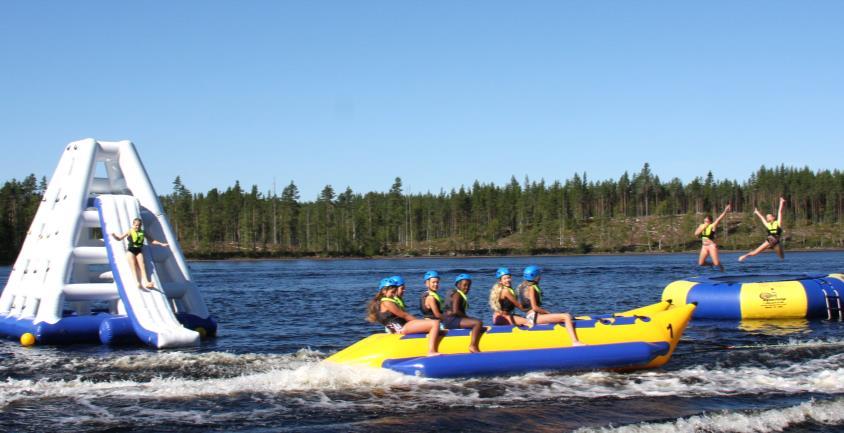 Här kan man hoppa och studsa ner i vattnet eller bara ligga stilla och njuta av solen. Hajkstrand På Udden water camp har vi en grym hajkplats.