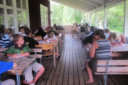 Dushar och toaletter På Djuprämmen water camp finns det tre toaletter i samma våningsplan som deltagarna sover. Dessa toaletter totalrenoverades 2015.