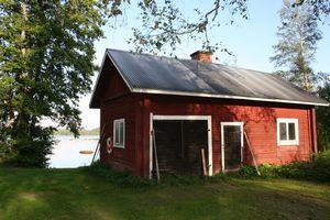 Sjöbastun På Djuprämmen water camp har vi även vår egen bastu. Bastun är stor och rymlig och rymmer ca 20 personer. Bastun har även ett samlings/ombytesrum. Förutom detta finns det även två duschar.
