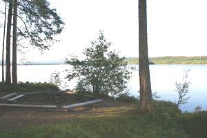 Volleybolplan På Djuprämmen water camp har vi en volleybollplan. Här brukar ungdomarna spela volleyboll men även badminton.
