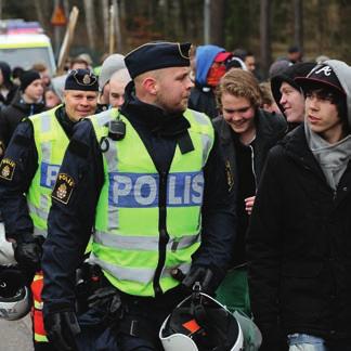 år 1 Du tränas inför olika räddningsinsatser och övar med polisen.