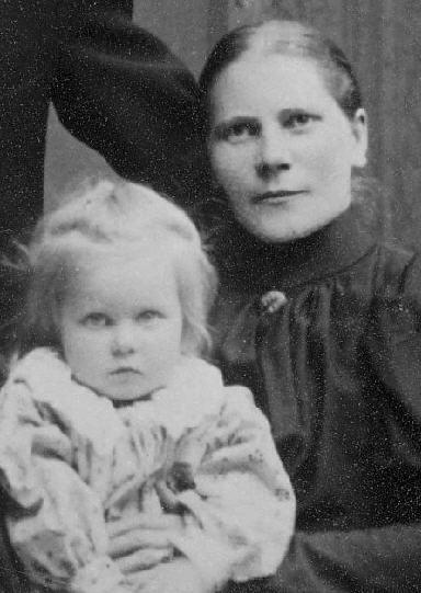 I:2 m Karolina Johansdotter. Född 1864-05-24 Göpås, Säve 3). Faddrar: Maria Svensdotter i Tagene och Britta Stina Jakobsdotter i Göpås. Död 1917-05-25 Göteborgs Oskar Fredrik 10).