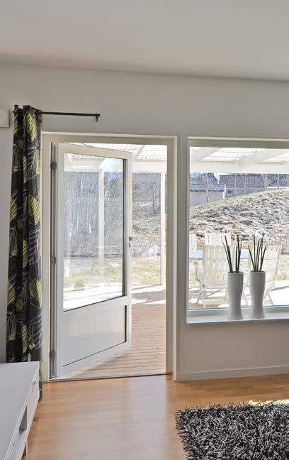 Klassisk fönsterdörr Sapa Fönsterdörr 1086, utåtgående Högisolerad fönsterdörr med hög luft- och vattentäthet samt akustisk prestanda.