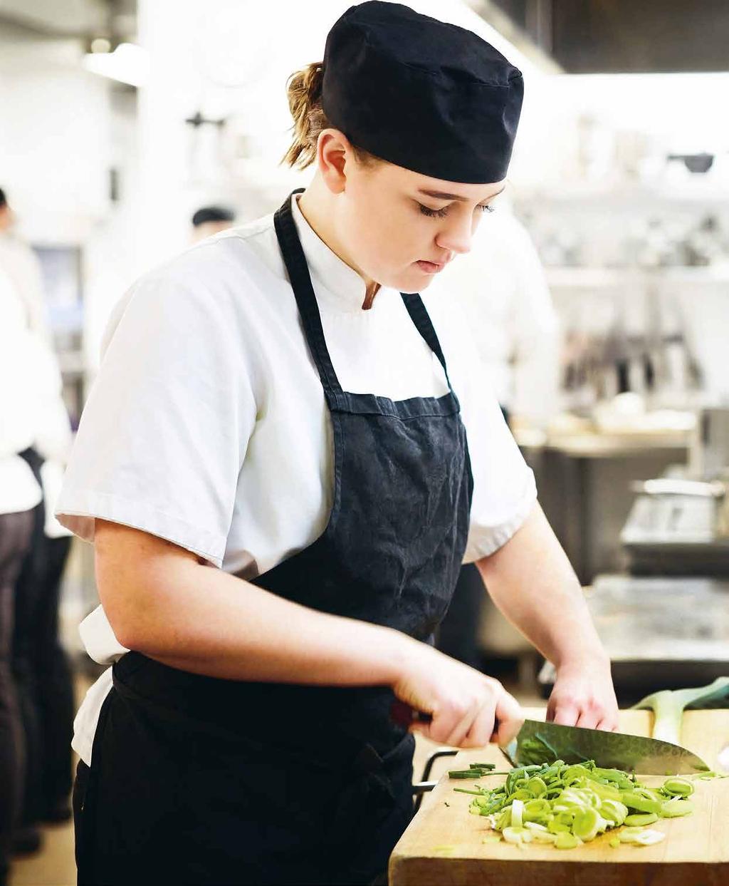 26 SÄRSKILD VARIANT EN GRÖN KOCKHATT ATT BÄRA MED HÖGT HUVUD! Detta unika program introducerar och fördjupar dina kunskaper inom gastronomi med fokus på hållbar och vegansk matlagning.