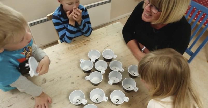 Bild 3. Antal och talsymbol ska paras ihop (från filmen Räkna-Memory ) Artefakter (jmf.