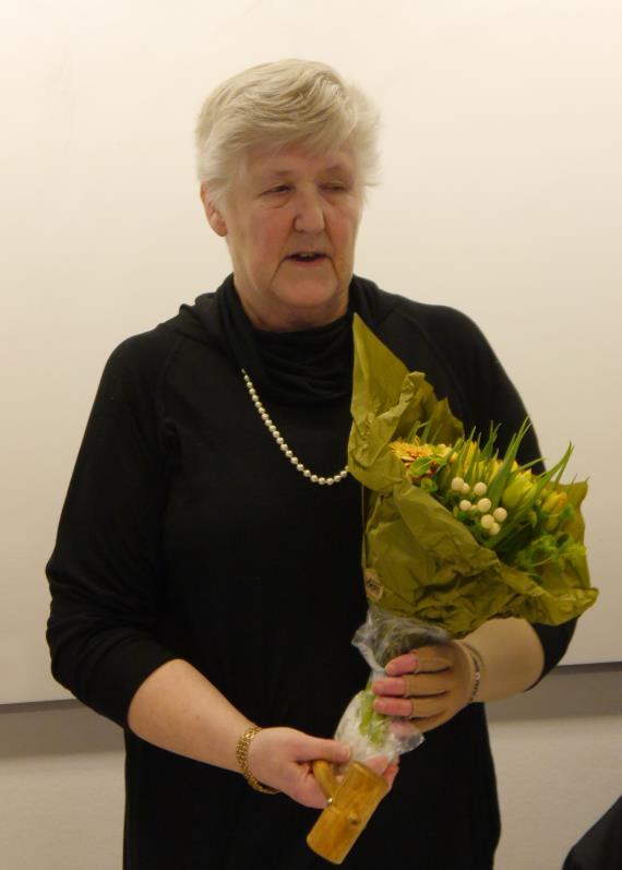4 Bild: Margareta fortsätter som ordförande i SRF Lidköping. Årets blommor Årets SRF blomma Kurt Karlsson för sitt arbete han lagt ner i föreningen.