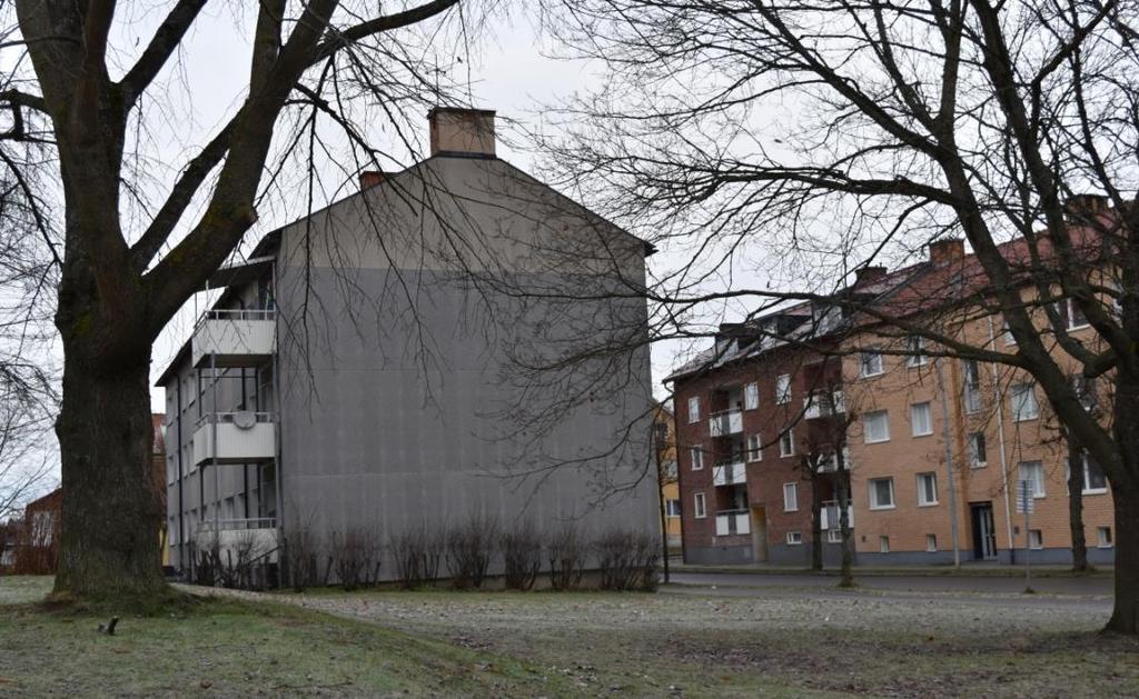 Husgavel mot Coop, nedanför kyrkan En husgavel som är en perfekt
