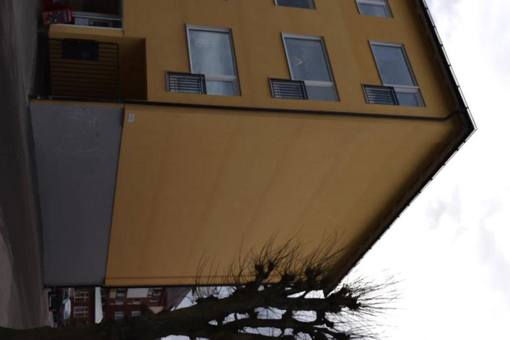 Husfasad, väggavel, på Fredsgatan Bredvid Katrineholms konsthall finns
