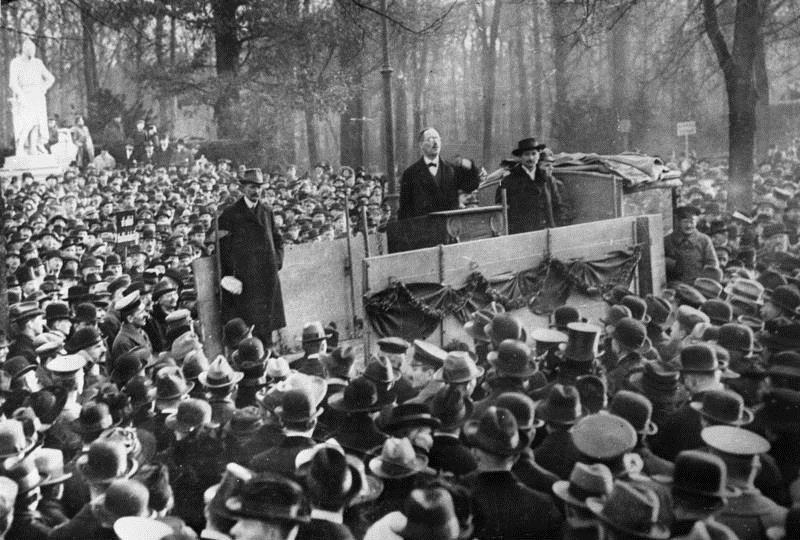 Karl Liebknecht håller tal vid ett möte den 9 november 1918 i Tiergarten i Berlin.