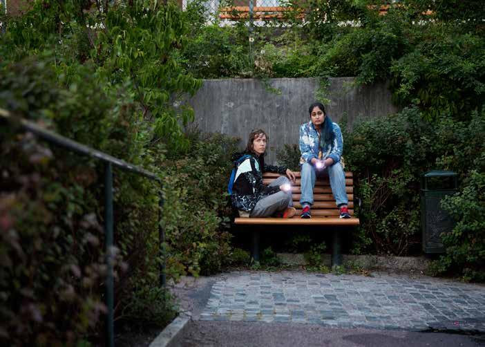 De har tittat på oss hela tiden, men de har inte sett oss Bild på skådespelarna som spelar de unga tjejerna Gloria och Frida i UngaTurs uppsättning Du vet havsdjupen.