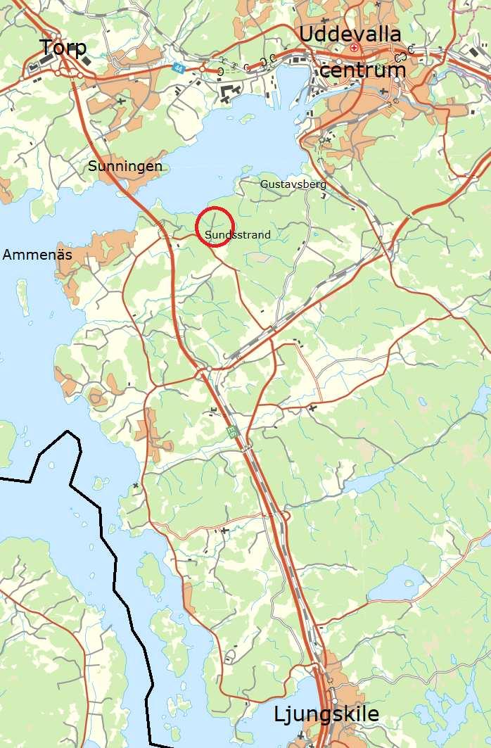 Sundsstrand I sluttningen ner mot fjorden har man en fantastisk utsikt över inloppet till Uddevalla stad. Sundsstrand erbjuder ett boende med både närhet till natur och vatten.