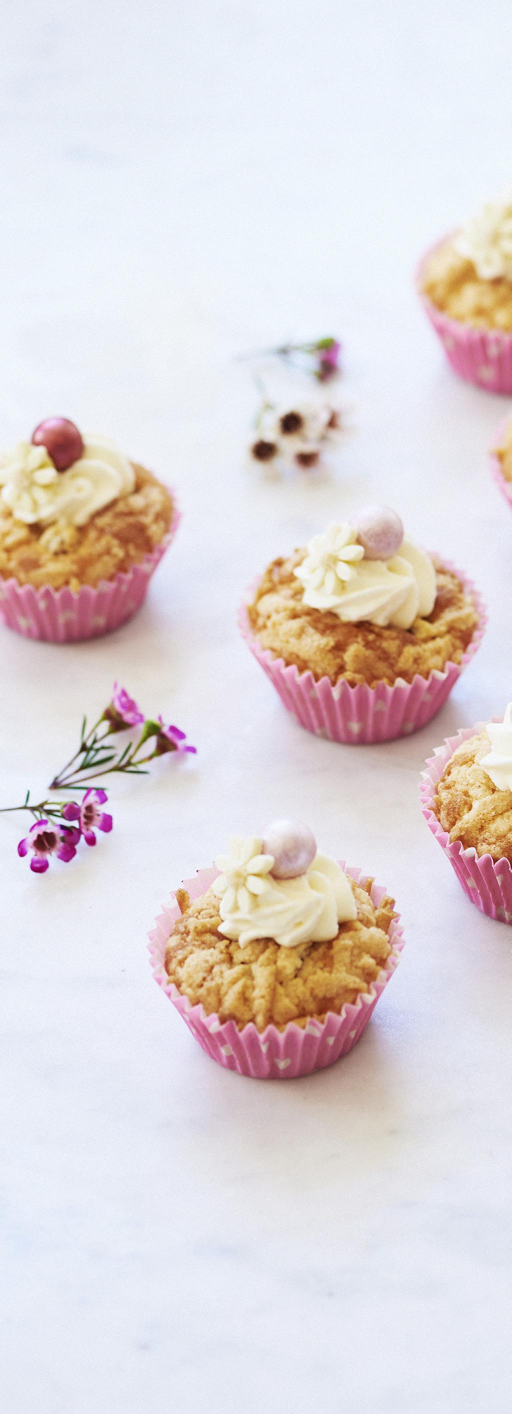 SOMRIGA MUFFINS GLUTENFRIA MUFFINS MED SMAK AV CITRON, HALLON ELLER JORDGUBB. TOPPADE MED LITE MÖRDEGSCRUMBLE ÄR DE OEMOTSTÅNDLIGA TILL SOMMARFIKAN.