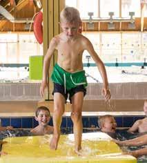 femåringar att simma På Träffpunkten blir