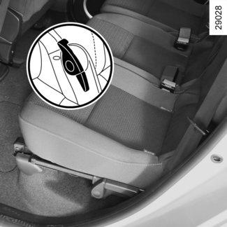 BAKSÄTETS FUNKTION (1/2) 1 1 3 1 5 2 4 A Hopfällning av en stol För ner nackskyddet. Stol med reglage 2 Lyft upp reglaget 2, då sänks stolens ryggstöd, och lyft upp stolen så långt det går framåt.