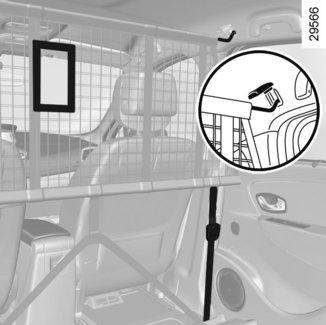 Montering av avskiljningsnätet bakom framstolarna Inne i bilen på båda sidor: lyft kåpan 1 för att komma åt