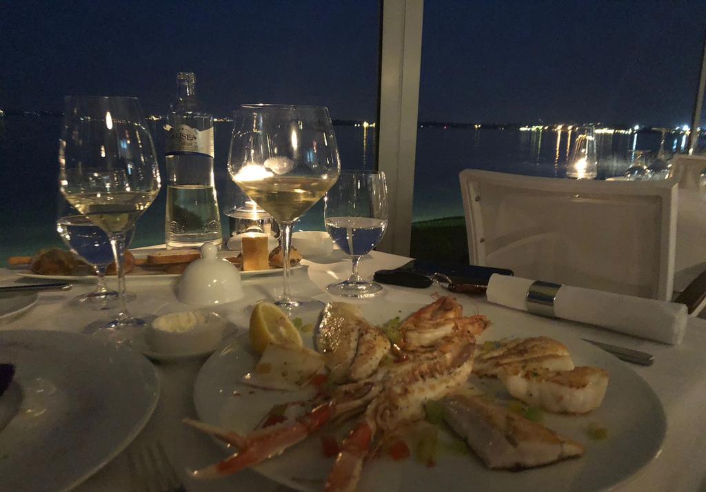 Tancredi Magisk utsikt över sjön och fantastisk fisk är en garanti på denna moderna, exklusiva restaurang. Här kan du beställa lyxig skaldjursplatå eller en enkel spaghetti alle vongole!