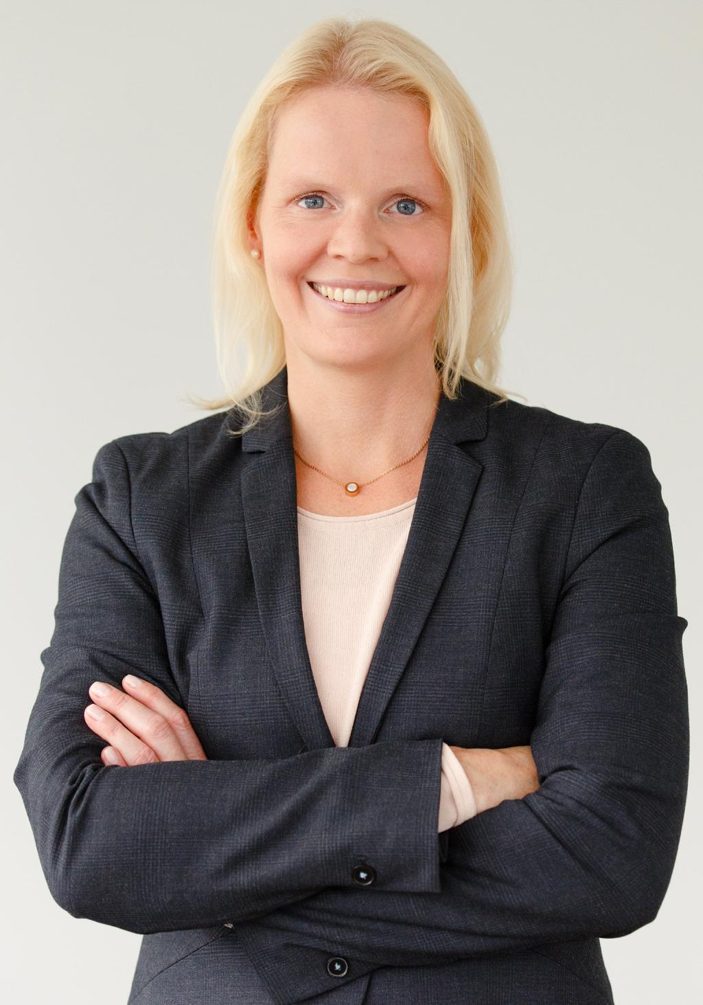 Christina är förutom advokat också tysk Rechtsanwältin. Efter juridikstudier i Trier och Bonn och i Uppsala och Stockholm började hon arbeta på Mannheimer Swartling.