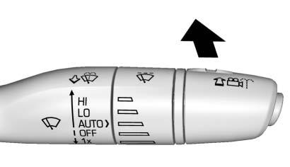 INSTRUMENT OCH REGLAGE 109 Skydd för torkararm Om du ska köra genom en automatisk biltvätt flyttar du vindrutetorkarspaken till OFF. Detta avaktiverar de automatiska Rainsense-torkarna.