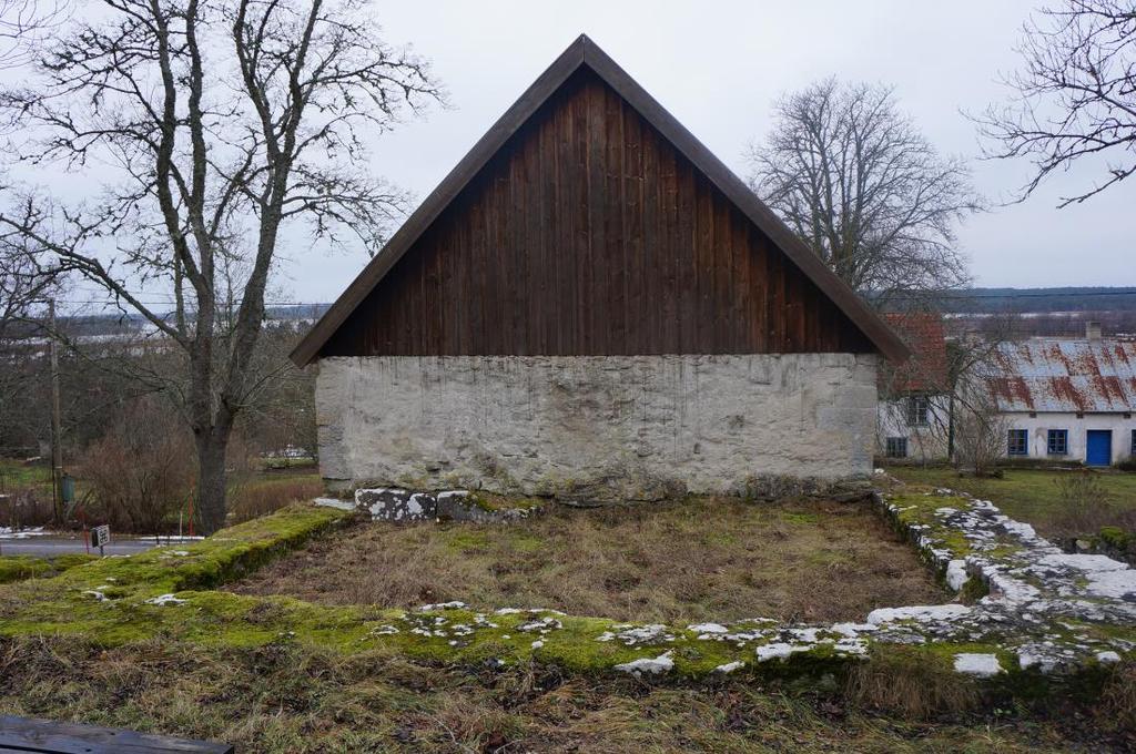 eget unika uttryck. Byggnadstypen har på ett unikt sätt anpassat sig till placeringen i en brant backe.