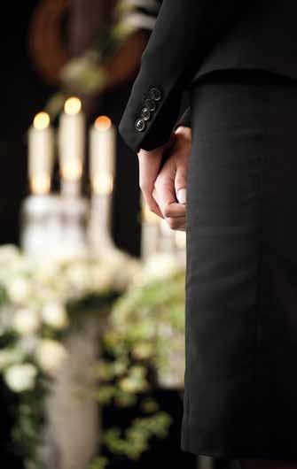Den avlidne måste däremot gravsättas eller kremeras senast en månad efter dödsfallet, enligt svensk lag.