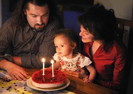 En familj som firar födelsedag. Foto: Colourbox Födelsedagar Många i Sverige firar sin födelsedag. Barn som fyller år brukar ha fest (kalas) för sina vänner.