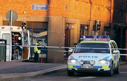 Polisbil. Foto: Klas Eriksson En viktig del är att trafikanter håller rätt hastighet, kör nyktra och att alla använder skydd. Det är lag på att alla som åker i en bil ska ha bilbälte.