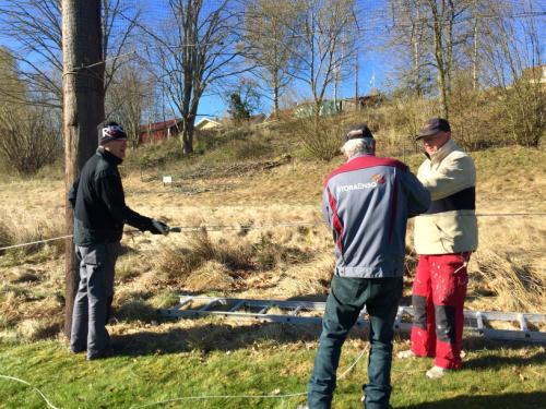 Nytt nät på 1:a tee Vi har fantastiska resurspersoner som hjälper till med allt från byggnationer till kvalitetshöjning av vår golfbana och dess kringområden eller annat