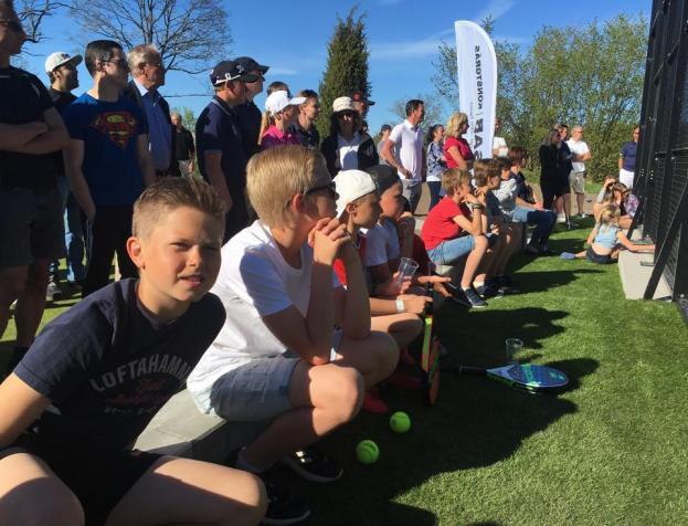 Fjolårets SM-vinnare i klassen 45 + och även grundare av Uppsala Padelcenter, Andreas Ehrnvall, berättade om vad padel är och hur det spelas.