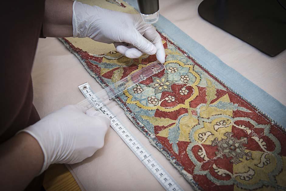 28 Statens historiska museer Årsredovisning 2017 Forskning i textilmagasinet. Myndigheten var under 2017 värd för ett av mötena inom Vetenskapsrådets nätverk för forskande myndigheter.
