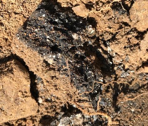 inslag av lera Tjära, asfalt 0,1 1,0-1,5 Lera, sand och jord