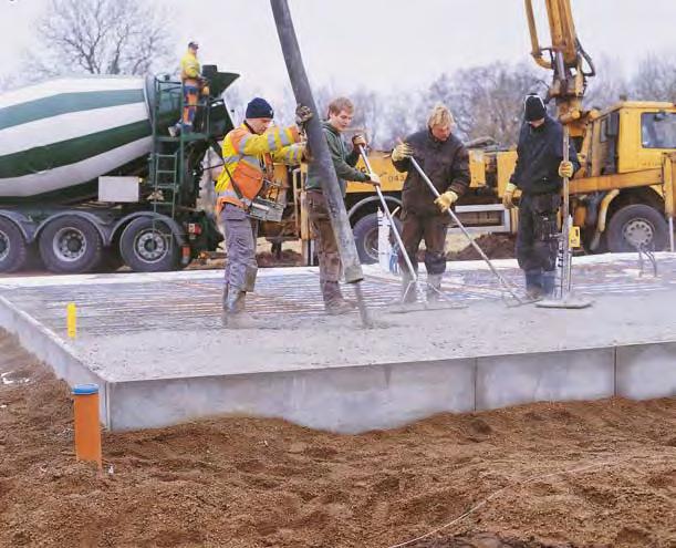 Oftast används en betongbil som sprutar på betongen, som sedan jämnas ut manuellt.
