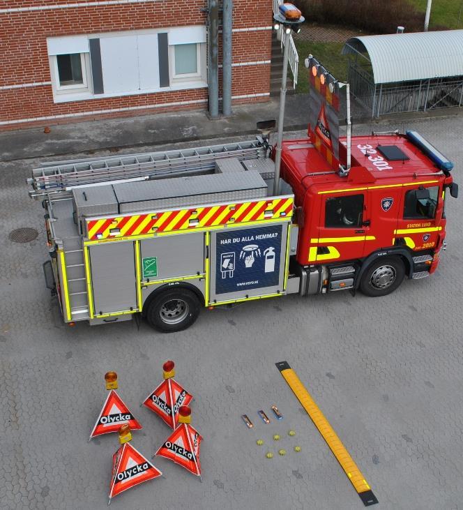 Fordon och utrustning Utryckningsfordon som larmas till händelser i vägtrafikmiljö ska vara utrustade med följande anordningar: - Blått blink- blixtljus runt hela bilen.