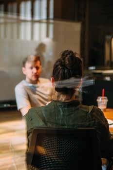Självklart får du också kunskaper i ekonomi, företagande och entreprenörskap. Första året innehåller gemensamma kurser i svenska, engelska, matematik, privatjuridik och företagsekonomi.