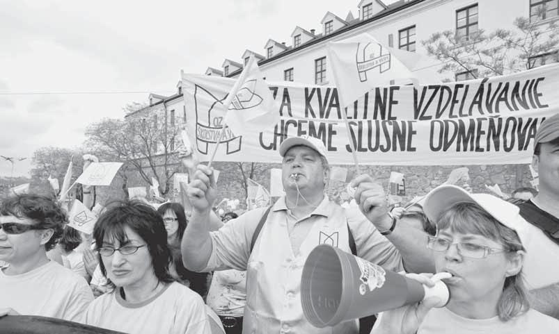 Ľudia boli zväčša v žltých tričkách a so žltými zástavami v rukách, niektorí držali aj banány na znak toho, že sa tu cítia ako v banánovej republike.