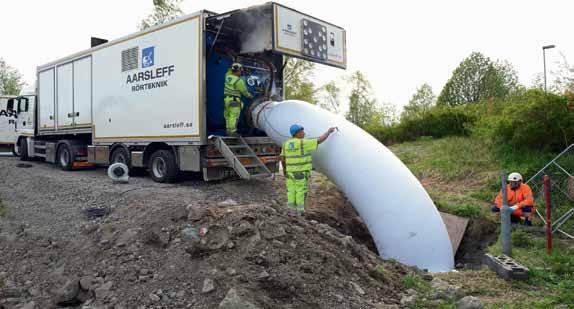 Pågående installation av flexibelt foder. En sträcka på totalt 220 meter förnyades i sex avsnitt, ett om dagen. Montaget av den nya självbärande ledningen utfördes med hjälp av tryckluft och ånga.