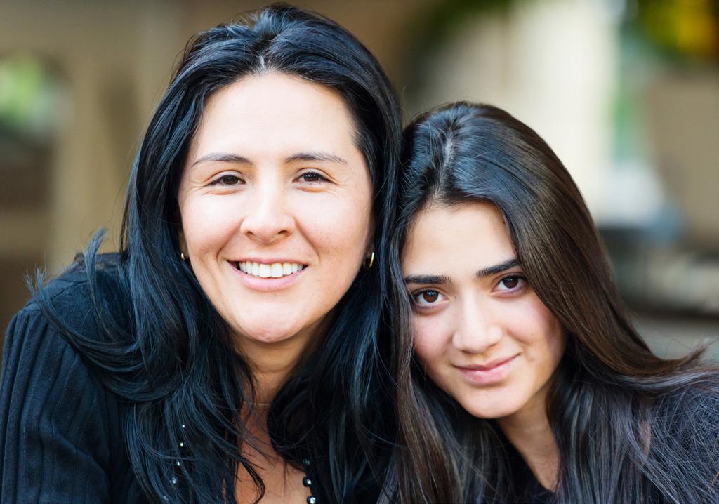 Nawres dotter växer upp i två kulturer Nawres kom till Sverige för fyra år sedan. Hon kom med sin dotter Samira. De kom från Irak. Första dagen i Sverige tänkte Nawres att Sverige är hemma.