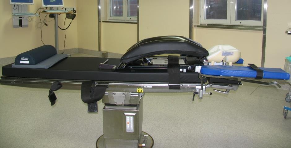 Dynorna lossas och mellanrummet ställs in utifrån patientens kroppsbyggnad.