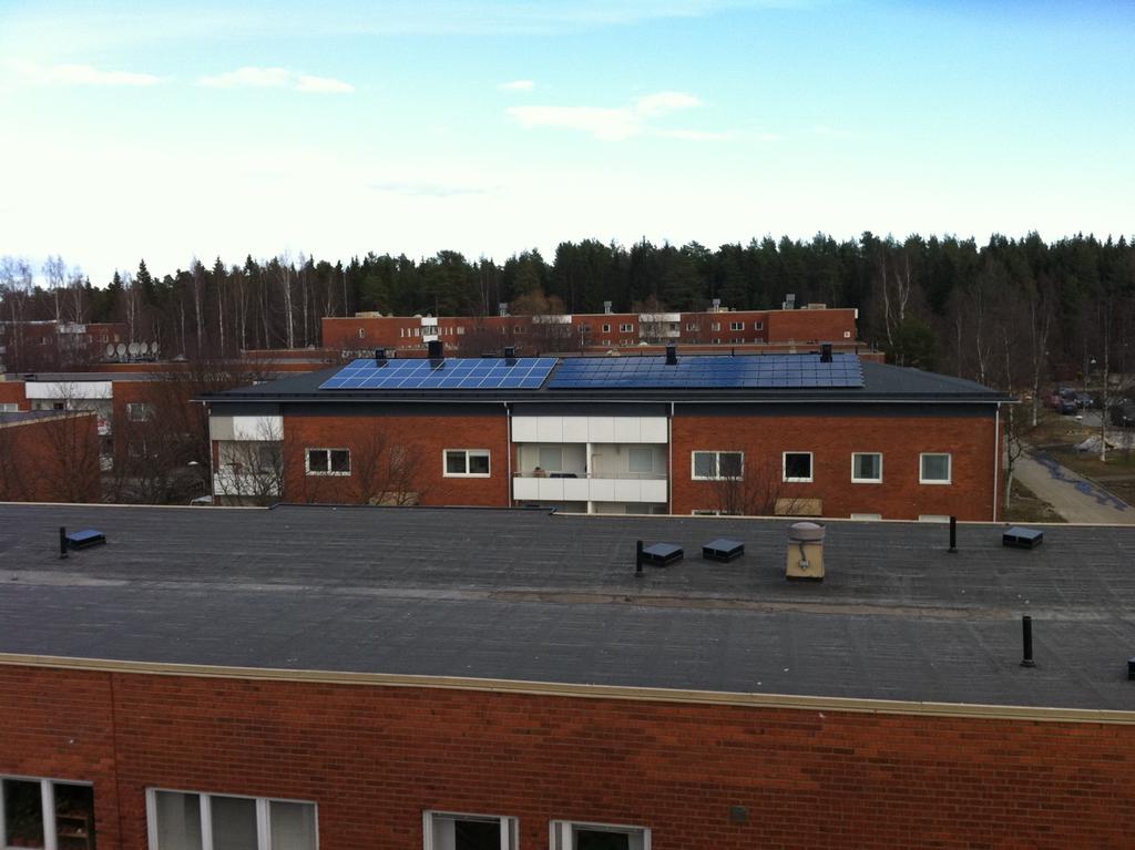 Figur 3. Exempel där ett platt tak byggts på med ett nytt valmat tak och där det sedan monterats solceller, i Ålidhem, Umeå.