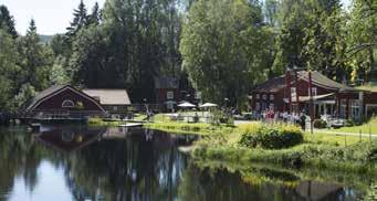 Eftermiddagen ägnas åt Hälsingegårdarna och vi besöker några gårdar och får höra om dåtidens fester och kalas i de vackert smyckade rummen.