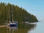 se Åkeröviken På sjökort kallad Söråkerviken. Fin och skyddad naturhamn med tilläggning mot klippor eller brygga.