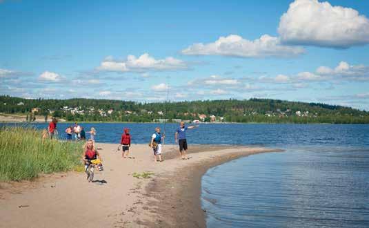 Utedass och grillplats finns på platsen. Längst ner på stranden, bakom en vik, finns ett officiellt nakenbad som är välbesökt.