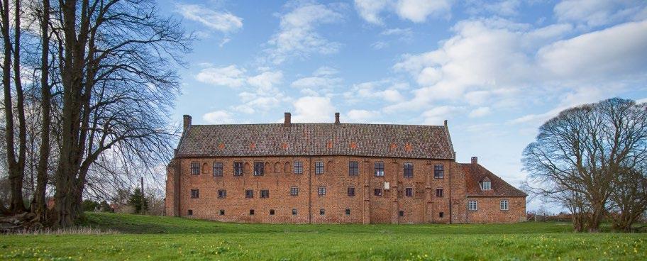 10:00 og går til Esrum Møllegård, hvor vi skal besøge et produktionsanlæg for ørreder.