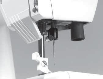 Underhåll Byte av lampa! Stäng av maskinen! Lampan är placerad till vänster om nålen. Tryck gummihållaren med dess djupa hål upp om lampan.