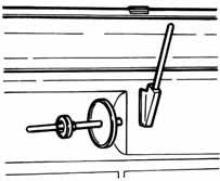 Trådrullehållare Maskinen har trådrullehållare, som passar alla typer av trådrullar. En trådrullehållare (a) går att vinkla ut - tråden hasplas av den stillastående spolen.