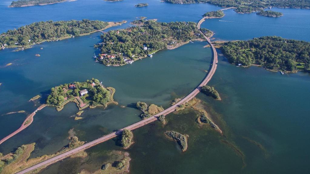 Initiative". 22 Initiativet ska hjälpa öar minska beroendet av importerad energi och därmed även minska kostnaden för densamma samt bistå öar i övergången till andra energikällor. Man talar om att 1.
